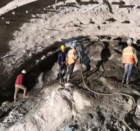 播州隧道拱顶带模注浆料，微膨胀注浆料的特点及施工工艺